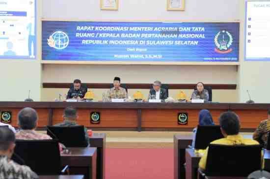 “Menteri ATR/BPN Nusron Wahid saat memimpin Rakor pertanahan dan tata ruang bersama kepala daerah se-Sulsel. (Dok. Ist)