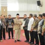 Menteri ATR/BPN Nusron Wahid didampingi Kakanwil BPN Sulsel Dony Erwan saat memimpin Rakor pertanahan dan tata ruang bersama kepala daerah se-Sulsel di Makassar, Kamis (13/11/2025). (LS/FA)