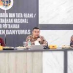 Keterangan Gambar: Wakil Menteri ATR/Wakil Kepala BPN, Ossy Dermawan, memberikan arahan kepada jajaran Kantor Pertanahan se-eks Karesidenan Banyumas saat kunjungan kerja di Kantah Kabupaten Banyumas, Kamis (13/11/2025).