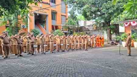 Sekretaris Camat Mamajang, Andi Muhammad Adri, SH, memimpin apel pagi rutin yang diikuti ASN dan PPPK di halaman Kantor Camat Mamajang, Senin (24/11/2025). Apel ini menjadi upaya penguatan kedisiplinan dan peningkatan kualitas pelayanan publik di Kecamatan Mamajang.