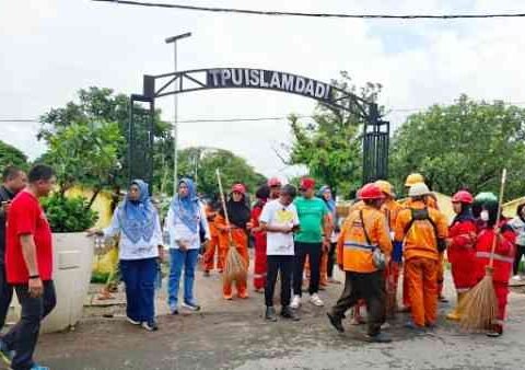 ASN, PPPK, dan Pjs RT/RW Kecamatan Mamajang melaksanakan kegiatan Jumat Bersih di Jalan Onta Baru, depan TPU Islam Dadi, Kelurahan Mamajang Luar, Jumat (21/11/2025). Aksi ini menjadi upaya rutin pemerintah kecamatan dalam menjaga kebersihan dan kenyamanan lingkungan.