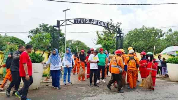 ASN, PPPK, dan Pjs RT/RW Kecamatan Mamajang melaksanakan kegiatan Jumat Bersih di Jalan Onta Baru, depan TPU Islam Dadi, Kelurahan Mamajang Luar, Jumat (21/11/2025). Aksi ini menjadi upaya rutin pemerintah kecamatan dalam menjaga kebersihan dan kenyamanan lingkungan.