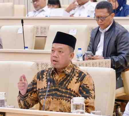Menteri ATR/BPN Nusron Wahid saat memaparkan capaian kinerja penanganan sengketa tanah dalam RDP bersama Komisi II DPR RI di Gedung Nusantara II, Jakarta, Senin (24/11/2025).