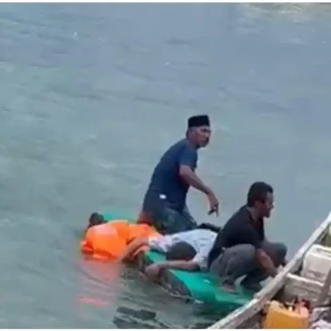 KAPAL TENGGELAM – Warga membantu proses evakuasi korban usai perahu/kapal yang membawa rombongan Camat Liukang Tupabbiring terbalik di perairan Pangkep, Sulsel, Sabtu (27/12/2025). Tiga orang dilaporkan meninggal dunia dalam insiden tersebut. 2025 12 27 Warga membantu korban kapal tenggelam di Pangkep