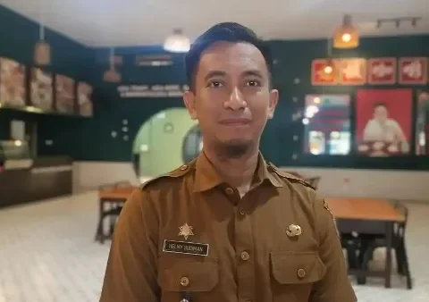 Kepala Dinas Lingkungan Hidup Kota Makassar, Helmy Budiman, saat diwawancara di salah satu kafe di Jl Penghibur, Kecamatan Ujung Pandang, Selasa (9/12/2025). Dalam kesempatan ini, Helmy memaparkan rencana pelaksanaan Festival Daur Bumi 2025 sebagai bagian dari gerakan Makassar Bebas Sampah 2029. Kepala Dinas Lingkungan Hidup Kota Makassar Helmy Budiman 2025 1