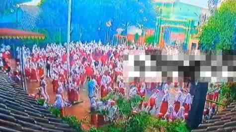 Tangkapan layar CCTV memperlihatkan detik-detik mobil pengantar Makanan Bergizi Gratis (MBG) kehilangan kendali dan masuk ke area halaman SDN Kalibaru 01 Pagi, Cilincing, Jakarta Utara, Kamis (11/12/2025). Mobil sempat menabrak pagar sebelum menghantam sejumlah siswa yang sedang mengikuti kegiatan pagi.