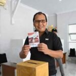 Momen Danny Pomanto Ikut Nyoblos Pemilihan RT/RW di Makassar
