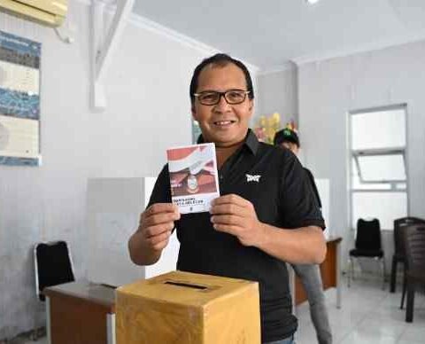 Dari TPS di Mamajang, Danny Pomanto Suarakan Penguatan Demokrasi RT/RW