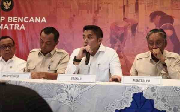 Seskab Teddy Indra Wijaya memberikan keterangan pers terkait penanganan bencana di Sumatera di Lanud Halim Perdanakusuma, Jakarta, Jumat (19/12/2025). Screenshot2025 12 2120373