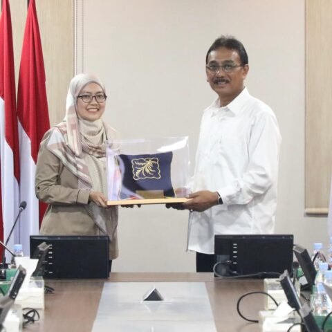 Delegasi Pengarah Tanah dan Galian Negeri Perak Malaysia saat diterima oleh jajaran Kementerian ATR/BPN di Jakarta. Pertemuan membahas transformasi digital layanan pertanahan, termasuk implementasi Sertipikat Elektronik di Indonesia. WhatsApp Image 2025 12 05 at 16.55.51