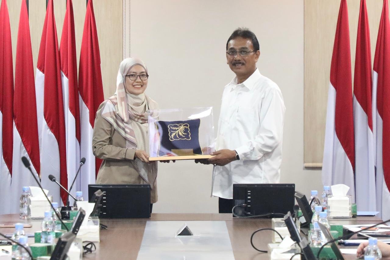 Delegasi Pengarah Tanah dan Galian Negeri Perak Malaysia saat diterima oleh jajaran Kementerian ATR/BPN di Jakarta. Pertemuan membahas transformasi digital layanan pertanahan, termasuk implementasi Sertipikat Elektronik di Indonesia. WhatsApp Image 2025 12 05 at 16.55.51