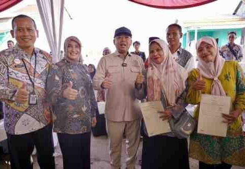 Menteri ATR/BPN, Nusron Wahid, menyerahkan secara simbolis sertipikat hasil Konsolidasi Tanah kepada warga di Desa Bandengan, Kabupaten Kendal, Jawa Tengah, Selasa (02/12/2025).