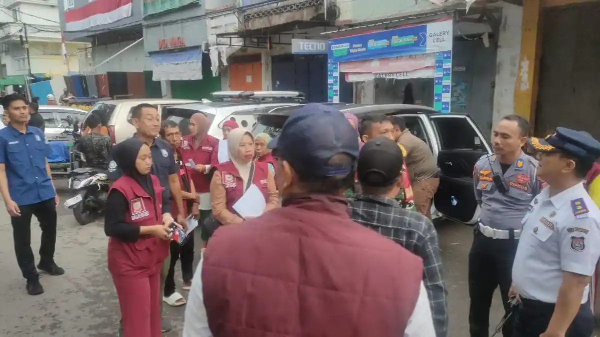 MAKASSAR – Suasana penertiban pedagang liar di sepanjang Jl Veteran Utara–Jl Bawakaraeng, kawasan Pasar Kalimbu, Kecamatan Bontoala, Jumat (2/1/2026). (Dok. Dishub Makassar) 2026 2 JANUARI PASAR KALIMBU