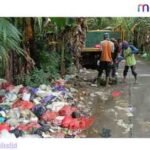 Kabid LH Maros Turun Tangan Bersihkan Sampah Bau di Dusun Kampala, Warga Minta Armada Angkut