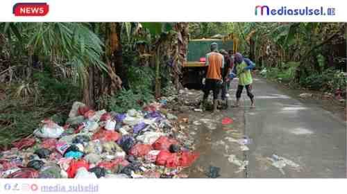 Kabid Lingkungan Hidup Kabupaten Maros, Hasrullaah, S.Sos, bersama tim DLH turun langsung membersihkan tumpukan sampah yang menimbulkan bau menyengat di Dusun Kampala, Kelurahan Pallantikang, Kabupaten Maros, Rabu (7/1/2025). SalinandariBiruKuningModernReviewGadgetYoutubeThumbnail 8