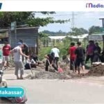 Warga Barombong Patungan Perbaiki Jalan Rusak, Lurah: Kita Cor yang Berlubang!
