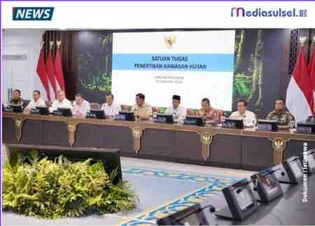 Menteri ATR/Kepala BPN Nusron Wahid (tengah) memberikan keterangan usai konferensi pers pencabutan izin PBPH di Kantor Presiden, Jakarta, Selasa (20/1/2026) malam. Pemerintah menyatakan telah menguasai kembali 4,09 juta hektare kawasan hutan dan mencabut izin usaha 28 perusahaan. Screenshot2026 01 2210234