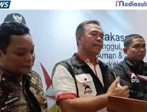 Ketua Harian PSI Sulawesi Selatan, Rahman Syah (Tengah), memberikan keterangan pers kepada wartawan usai audiensi dengan Wali Kota Makassar Munafri Arifuddin di Balai Kota Makassar, Kamis (22/1/2026).