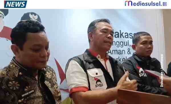 Ketua Harian PSI Sulawesi Selatan, Rahman Syah (Tengah), memberikan keterangan pers kepada wartawan usai audiensi dengan Wali Kota Makassar Munafri Arifuddin di Balai Kota Makassar, Kamis (22/1/2026).
