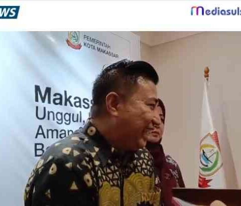 Direktur PD Terminal Makassar Elber Makbul Amin saat memberikan keterangan kepada wartawan seusai audiensi bersama Wali Kota Makassar Munafri Arifuddin di Balai Kota Makassar, Kamis (22/1/2026). Audiensi tersebut membahas kesiapan Terminal Malengkeri sebagai lokasi relokasi sementara pedagang kaki lima (PK5) kawasan Kalimbu, termasuk pembenahan genangan air di area terminal. Screenshot2026 01 2217151