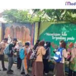 Guru dan Kepala Sekolah Sambut Siswa di Gerbang Sekolah, Pererat Silaturahmi di Awal Hari Belajar
