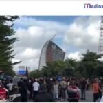 Breaking News: Gedung DPRD Sulsel Mulai Terbakar, Setelah Kantor DPRD Makassar Rusak Dibakar Massa 1 Demo Ormas di Depan Hotel Claro Makassar Saat Rakernas Partai Solidaritas Indonesia, Massa Suarakan Penolakan atas Kehadiran Jokowi