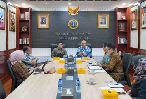 Wamen ATR/Wakil Kepala BPN Ossy Dermawan menerima kunjungan Wamenlu Arrmanatha Christiawan Nasir di Kementerian ATR/BPN, Jakarta, Jumat (9/1/2026), membahas pengelolaan hak atas tanah bagi WNA dan diaspora.