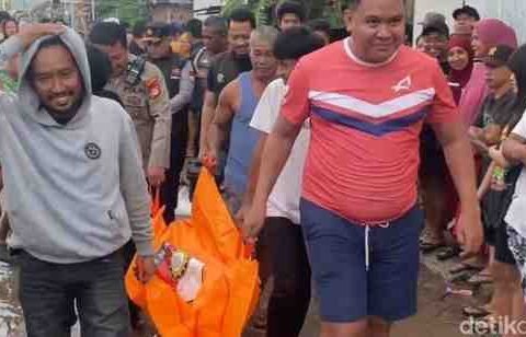 proses evakuasi wanita bernama asni 55 ditemukan tewas tenggelam di kanal jongaya makassar 1767603511556 169 1