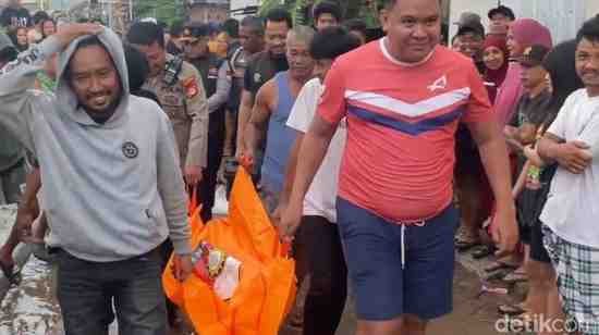 proses evakuasi wanita bernama asni 55 ditemukan tewas tenggelam di kanal jongaya makassar 1767603511556 169 1