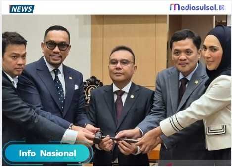 Wakil Ketua DPR RI Sufmi Dasco Ahmad berfoto bersama Ahmad Sahroni dan jajaran pimpinan Komisi III DPR RI di Kompleks Parlemen, Jakarta, Kamis (19/2/2026). (ANTARA/HO-DPR