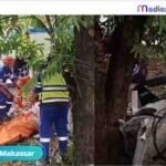 Kondisi mobil berwarna putih usai mengalami kecelakaan di Jalan Tol Reformasi, Makassar, Sabtu (21/2/2026). Insiden ini mengakibatkan istri anggota DPRD Sulsel meninggal dunia.