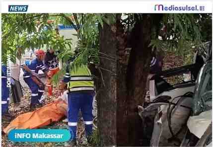 Kondisi mobil berwarna putih usai mengalami kecelakaan di Jalan Tol Reformasi, Makassar, Sabtu (21/2/2026). Insiden ini mengakibatkan istri anggota DPRD Sulsel meninggal dunia.