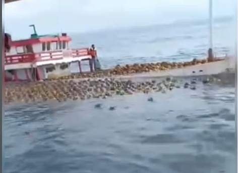 KLM Angkut Ribuan Elpiji 3 Kg Tenggelam di Bulukumba KLM Angkut Ribuan Elpiji 3 Kg Tenggelam di Bulukumba