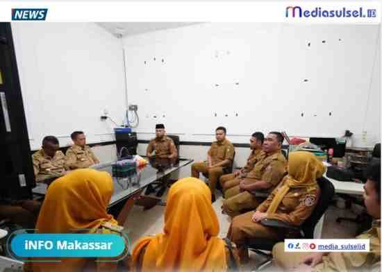 Camat Ujung Tanah Andi Unru didampingi Sekcam Akhdar Darwin memimpin rapat koordinasi evaluasi kinerja lurah dan pejabat struktural di Ruang Rapat Kantor Camat Ujung Tanah, Senin (23/2/2026)