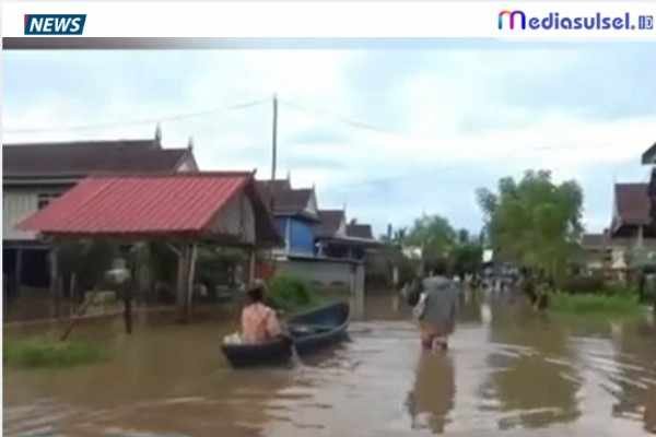 Banjir merendam Dusun Kampala, Desa Bontomatene, Kecamatan Marusu, Kabupaten Maros, usai hujan berintensitas tinggi mengguyur wilayah tersebut, Minggu (22/2/2026).