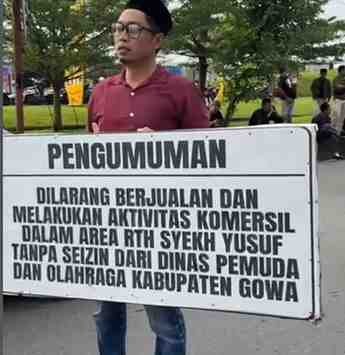 Sejumlah massa dari Persatuan Masyarakat dan Pemuda (PEMDA) Gowa menggelar aksi unjuk rasa di Kantor Bupati Gowa, Jumat (27/2/2026), memprotes penertiban PKL dan menjamurnya ritel modern. Sejumlah massa dari Persatuan Masyarakat dan Pemuda (PEMDA) Gowa menggelar aksi unjuk rasa di Kantor Bupati Gowa, Jumat (27/2/2026), memprotes penertiban PKL dan menjamurnya ritel modern.