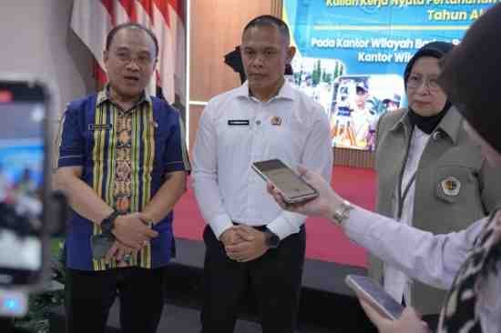 Kepala Biro Umum dan Layanan Pengadaan ATR/BPN, Awaludin, menyampaikan komitmen menjaga pelayanan pertanahan tetap berjalan pascabencana dalam kegiatan di Kanwil BPN Sumatera Utara, Medan, Selasa (10/2/2026). WhatsAppImage2026 02 13at15.40.52