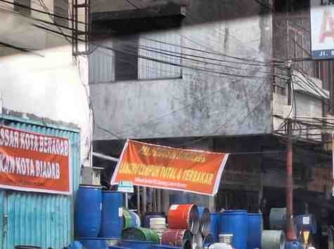 Spanduk bernada penolakan terhadap rencana penertiban pedagang kaki lima (PKL) terpampang di kawasan Jalan Bandang, Makassar. Tulisan pada spanduk tersebut menyuarakan kekhawatiran bahwa Lamuru akan “lumpuh total dan terbakar” apabila terjadi penggusuran. Hingga kini, belum diketahui pihak yang memasang spanduk tersebut maupun tujuan pastinya.