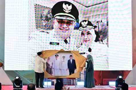 Wali Kota Makassar Munafri Arifuddin bersama Wakil Wali Kota Makassar Aliyah Mustika Ilham saat menyerahkan hadiah foto pada acara Refleksi Satu Tahun MULIA di Lapangan Karebosi, Makassar.