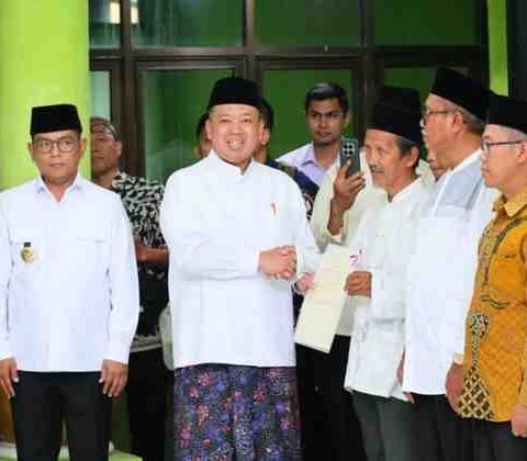 Menteri ATR/Kepala BPN Nusron Wahid menyerahkan sertipikat tanah wakaf kepada perwakilan penerima di Banten.