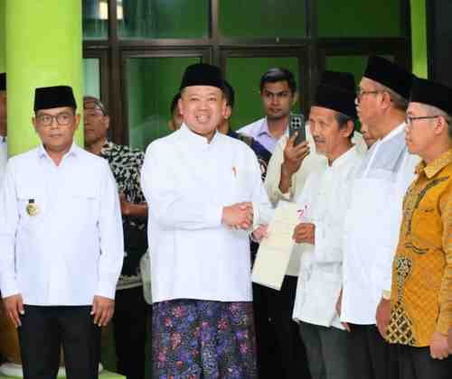 Menteri ATR/Kepala BPN Nusron Wahid menyerahkan sertipikat tanah wakaf kepada perwakilan penerima di Banten.