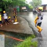 Hujan Deras Genangi Pettarani, 40 Personel PU Makassar Turun Tangan 1 Drainase Tersumbat Sampah, PU Makassar Turunkan Dua Tim Satgas