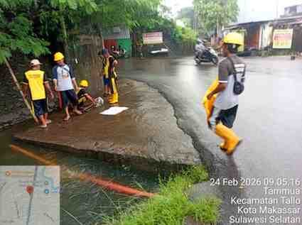 Satgas Drainase Dinas PU Makassar melakukan pembersihan saluran air di Jalan Rappokalling Raya, Tallo, Selasa (24/2/2026). Satgas Drainase Dinas PU Makassar melakukan pembersihan saluran air di Jalan Rappokalling Raya, Tallo, Selasa (24/2/2026).