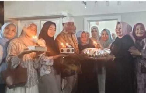 Foto bersama usai kegiatan buka puasa bersama dan perayaan ulang tahun ke-53 H. Asri yang digelar PT Sukses Mandiri di Kelurahan Buloa, Kecamatan Tallo, Kota Makassar, Selasa (25/2/2026).