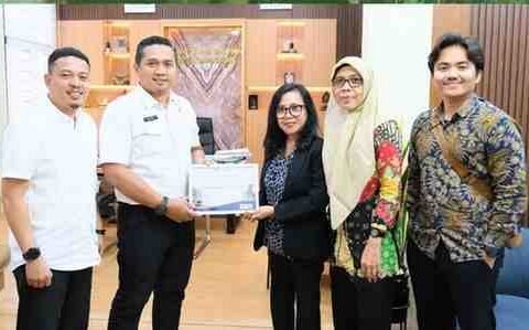 Kepala Kantor Pertanahan Kota Makassar, Adri Virly Rachman, S.ST., M.H., menerima piagam penghargaan dari Perum Perumnas sebagai bentuk apresiasi atas dukungan dalam perlindungan tanah dan penerbitan sertipikat pada proyek di Sulawesi Selatan. Kepala Kantor Pertanahan Kota Makassar, Adri Virly Rachman, S.ST., M.H., menerima piagam penghargaan dari Perum Perumnas sebagai bentuk apresiasi atas dukungan dalam perlindungan tanah dan penerbitan sertipikat pada proyek di Sulawesi Selatan.