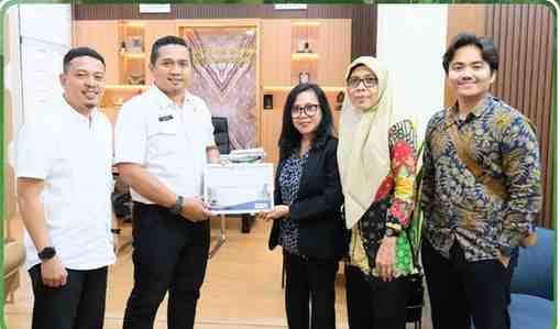 Kepala Kantor Pertanahan Kota Makassar, Adri Virly Rachman, S.ST., M.H., menerima piagam penghargaan dari Perum Perumnas sebagai bentuk apresiasi atas dukungan dalam perlindungan tanah dan penerbitan sertipikat pada proyek di Sulawesi Selatan.