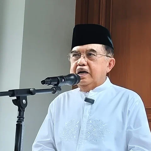Wakil Presiden ke-10 dan ke-12 RI, Jusuf Kalla, saat ditemui di kediamannya di Jalan Brawijaya, Jakarta Selatan, Minggu (1/3). Dok. Kumparan/Zamachsyari Wakil Presiden ke-10 dan ke-12 RI, Jusuf Kalla, saat ditemui di kediamannya di Jalan Brawijaya, Jakarta Selatan, Minggu (1/3). Dok. Kumparan/Zamachsyari