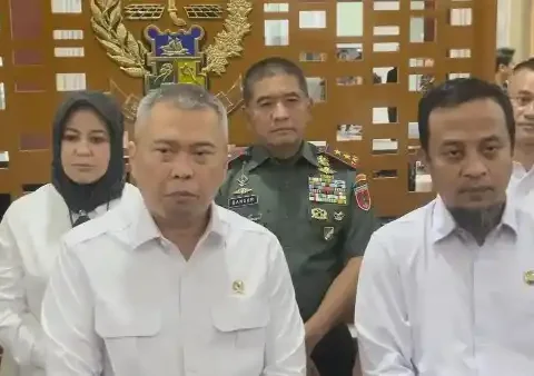 Menteri Perhubungan Dudy Purwagandhi bersama Gubernur Sulawesi Selatan Andi Sudirman Sulaiman di Lobby Utama Kantor Gubernur Sulsel, Jalan Urip Sumoharjo, Jumat (27/2/2026). Pertemuan tersebut membahas pembatasan operasional truk sumbu tiga atau tronton selama periode mudik Lebaran.