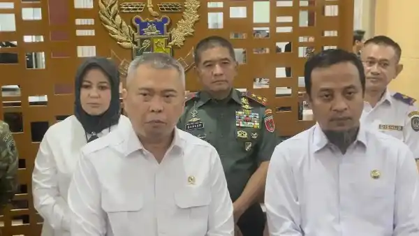 Menteri Perhubungan Dudy Purwagandhi bersama Gubernur Sulawesi Selatan Andi Sudirman Sulaiman di Lobby Utama Kantor Gubernur Sulsel, Jalan Urip Sumoharjo, Jumat (27/2/2026). Pertemuan tersebut membahas pembatasan operasional truk sumbu tiga atau tronton selama periode mudik Lebaran.