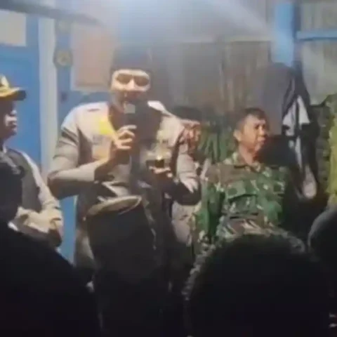 Kapolres Gowa, AKBP Muhammad Aldy Sulaiman, menenangkan ratusan warga yang emosi dan berusaha merusak rumah terduga pelaku pencabulan anak di Kecamatan Bontonompo, Kabupaten Gowa, Selasa (10/3/2026).
